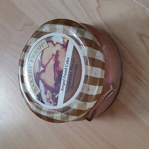 Bakery Fresh Candle Angel Food Cake/Cinnamon Pecan Fragrance